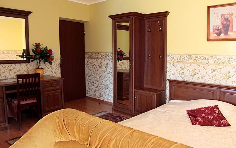 Hotel Mily Krosno Habitación foto