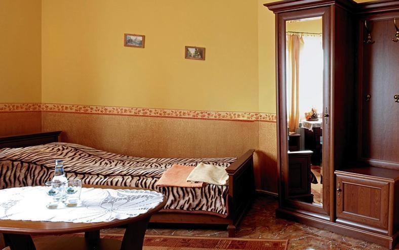 Hotel Mily Krosno Habitación foto